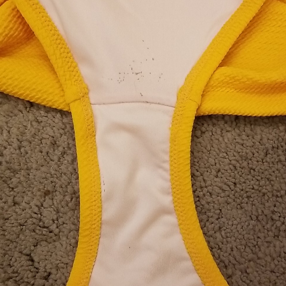 Yellow bikini - Picture 6 of 8